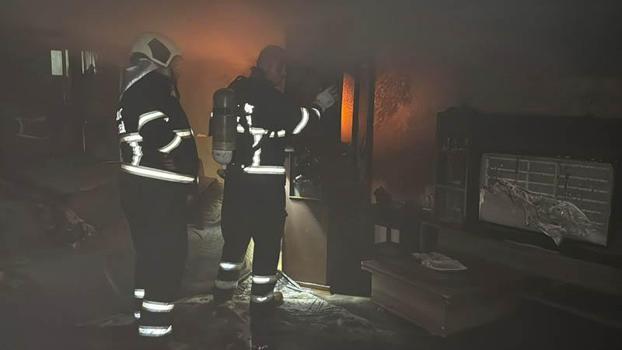 5 katlı apartmanın 3'üncü katında yangın çıktı; 2 kişi dumandan etkilendi