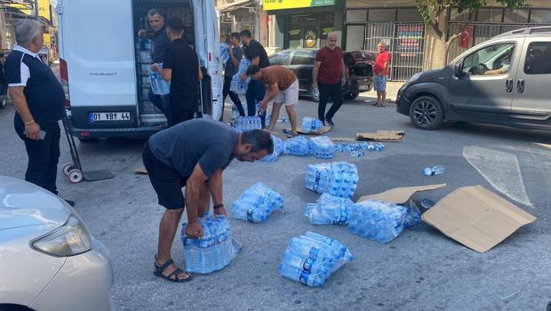 Ceyhan’da yola dökülen su şişelerini vatandaşlar topladı