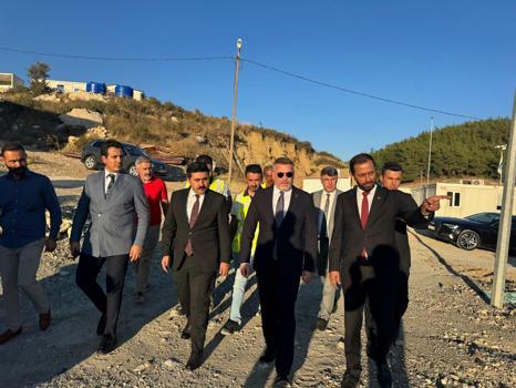 Bakan Yardımcısı Demirli, Hatay'da yapımı süren okulda inceleme yaptı