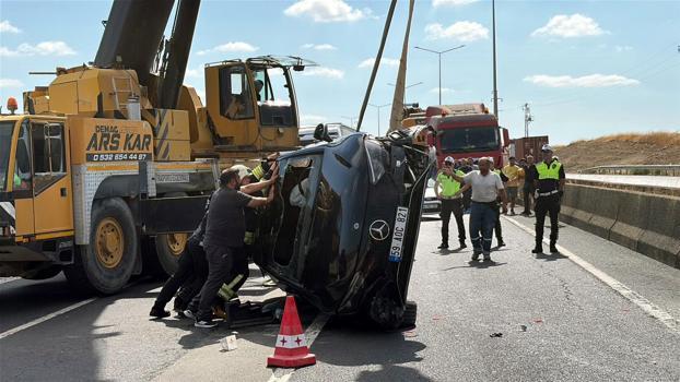 Refüje çarpan otomobil takla attı; sürücü yaralı