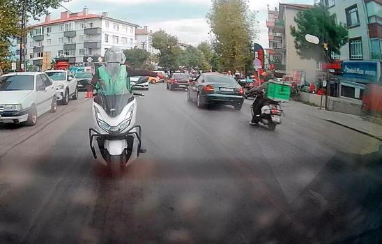 Motokurye, trafikte arkadaşına el işareti yaparken kaza yaptı