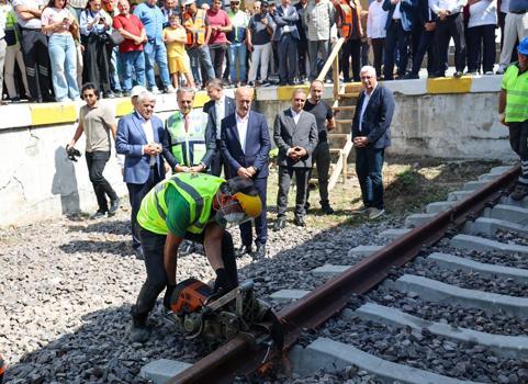 Adapazarı’nda tren hattının yer altına alınması projesinde ilk ray söküldü