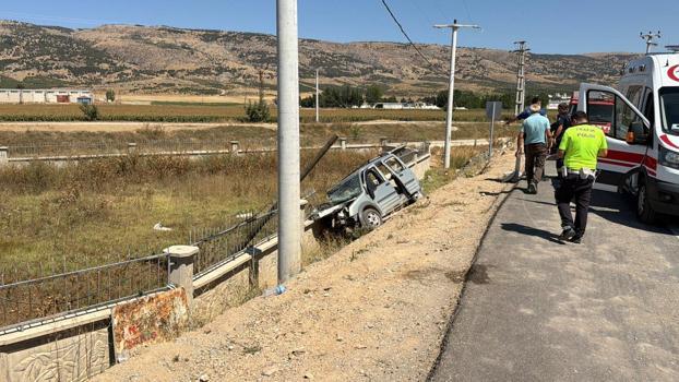 Hafif ticari araç beton duvara çarptı; 1’i ağır, 3 yaralı