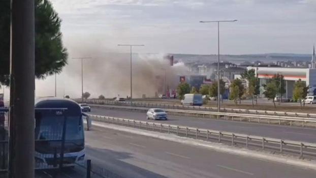 Silivri'de iş yerinde çıkan yangın akaryakıt istasyonuna sıçramadan söndürüldü