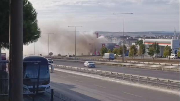 Silivri'de iş yerinde çıkan yangın akaryakıt istasyonuna sıçramadan söndürüldü