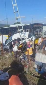 Sultanbeyli’de İETT otobüsü ile otomobil çarpıştı: 1'i bebek 4 yaralı