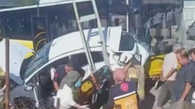 Sultanbeyli’de İETT otobüsü ile otomobil çarpıştı: 1'i bebek 4 yaralı