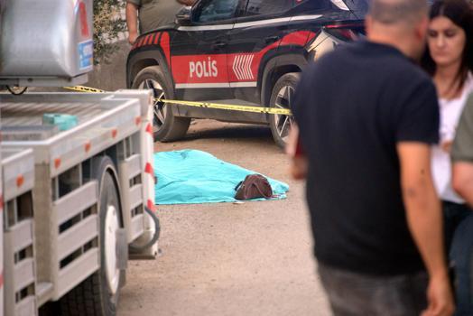 Sokakta 4 çocuk annesi olan eşini öldürüp intihar etti