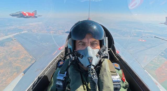 Hava Kuvvetleri Komutanı Orgeneral Rafet Dalkıran, yılın ilk eğitim uçuşunu gerçekleştirdi