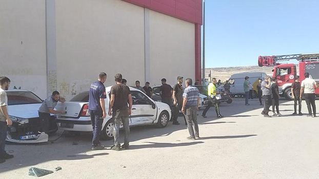 Önce kamyonete, ardından park halindeki araçlara çarpan otomobildeki 2 kişi yaralandı