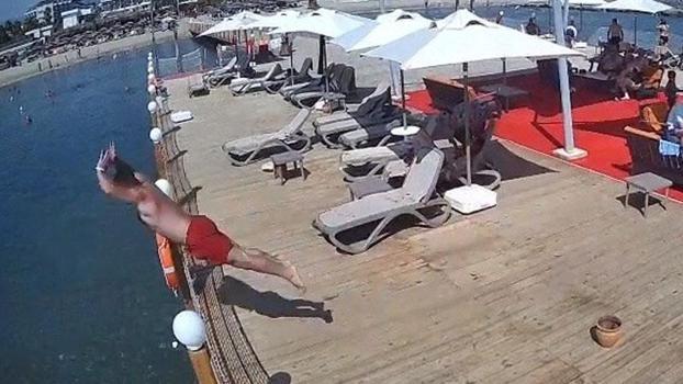 İskeleden sığ suya balıklama atlayan tatilci öldü
