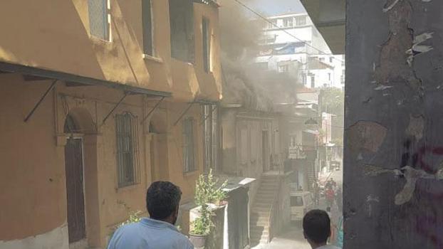 Beyoğlu'nda 2 katlı iş yerinde yangın