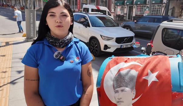 Motokurye Tuğba'nın belediye personelinden istediği bayrak, 1 gün sonra verildi