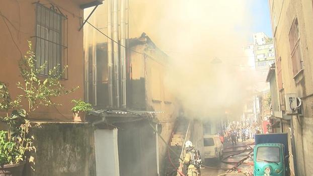 Beyoğlu'nda 2 katlı iş yerindeki yangın söndürüldü