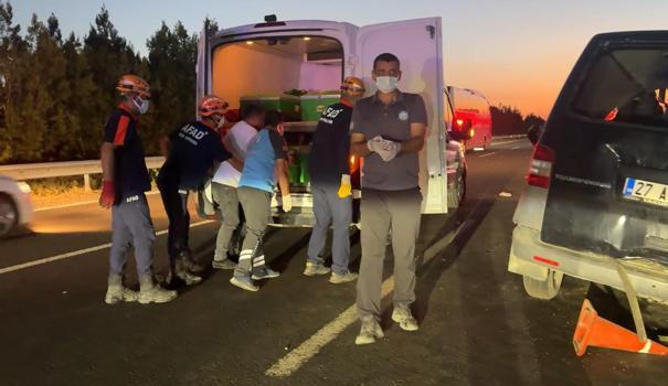 Şanlıurfa'da minibüs, TIR'a arkadan çarptı: 2 ölü, 2 ağır yaralı (2)