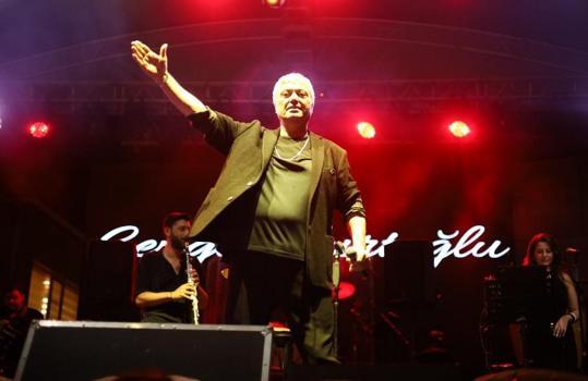 Yenişehir'de sahne alan Cengiz Kurtoğlu'na yoğun ilgi