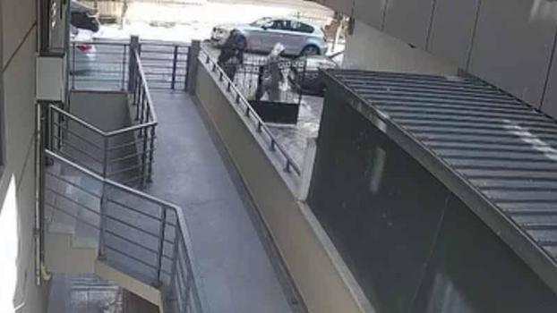Avcılar’da kadın kıyafetleriyle girdikleri daireden 500 bin lira değerinde altın ve döviz çaldılar