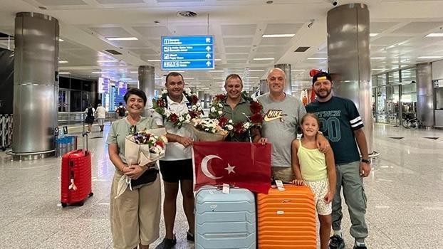 Milli yüzücü Tuna Tunca'ya coşkulu karşılaşama