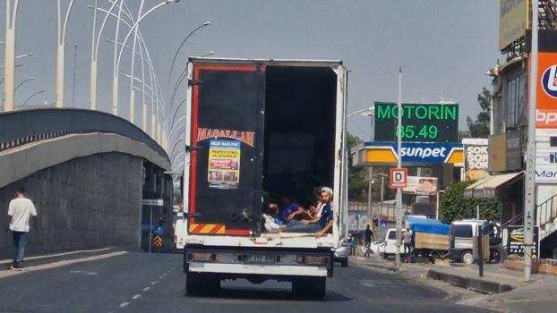 Diyarbakır'da nakliye aracının kasasında tehlikeli yolculuk
