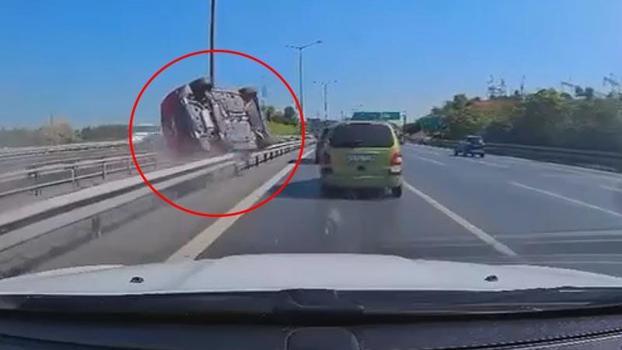 Eyüpsultan'da otomobil bariyere çarparak devrildi; kaza kamerada