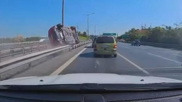 Eyüpsultan'da otomobil bariyere çarparak devrildi; kaza kamerada