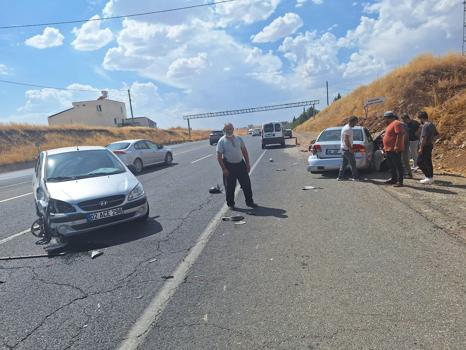 Adıyaman’da otomobiller çarpıştı; 2 yaralı