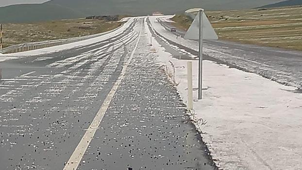 Çıldır kara yolu dolu nedeniyle beyaza büründü