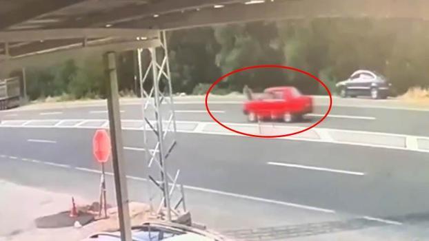 Yolun karşısına geçerken otomobilin altında kalarak öldü; o anlar kamerada