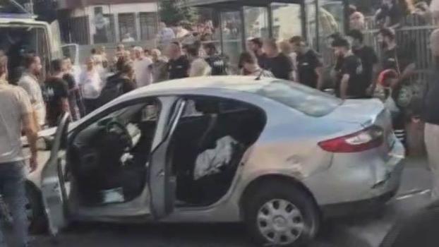 Güngören'de kaldırıma çıkan otomobil durakta bekleyen yayalara çarptı: 2'si ağır 4 yaralı