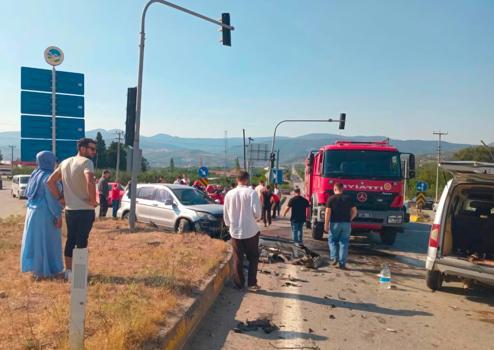 Otomobil ile hafif ticari araç kafa kafaya çarpıştı: 6 yaralı