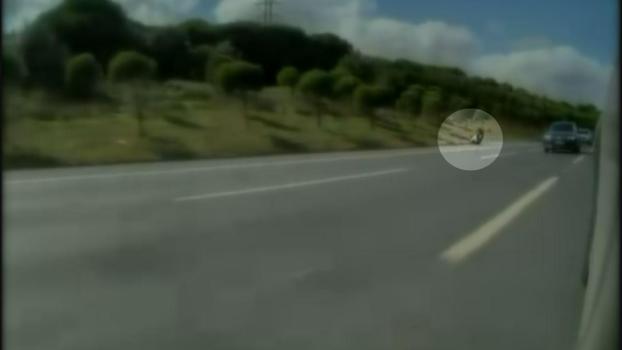 İstanbul Havalimanı yolunda motosikletin devrildiği kaza kamerada