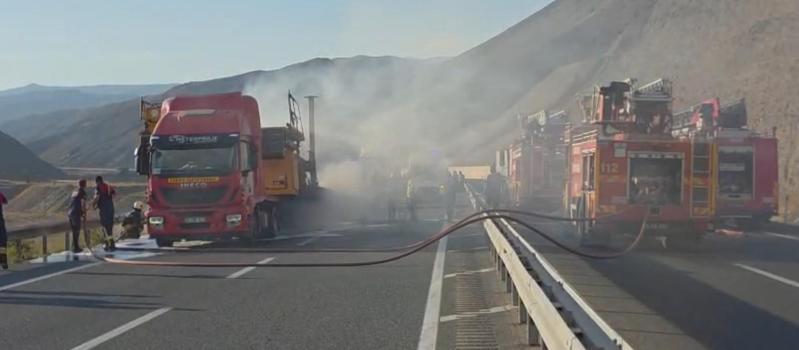Asfalt makinesi yüklü TIR alev alev yandı; yol 1,5 saat ulaşıma kapandı