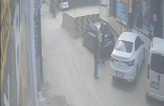 Darp edilen kadını kurtarmak isterken bıçaklandı; o anlar kamerada