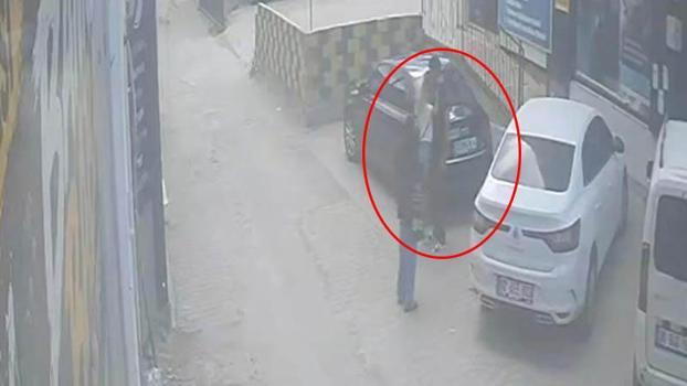Darp edilen kadını kurtarmak isterken bıçaklandı; o anlar kamerada