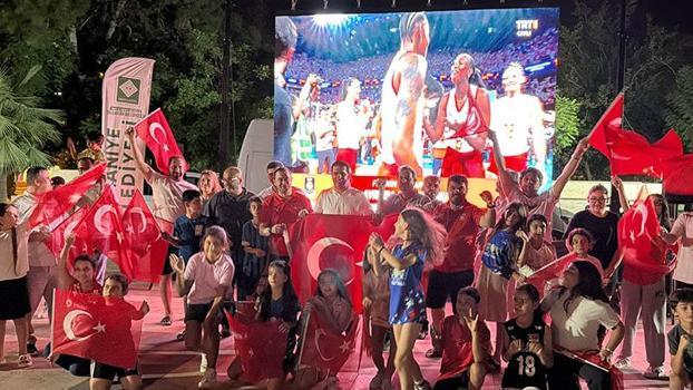 Filenin Sultanları’nın zaferi Osmaniye’de dev ekrandan izlendi