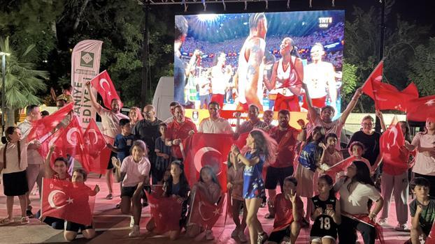 Filenin Sultanları’nın zaferi Osmaniye’de dev ekrandan izlendi