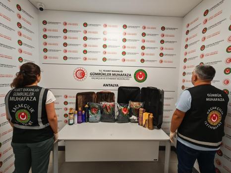 Antalya Havalimanı’nda 18 kilo 921 gram likit metamfetamin ele geçirildi