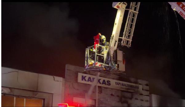 Eskişehir’deki bir işletmede yangın; TOMA da itfaiyeye destek verdi (2)
