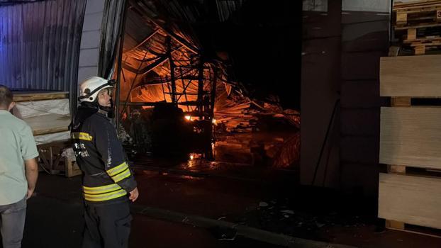 Eskişehir’deki bir işletmede yangın; TOMA da itfaiyeye destek verdi (3)
