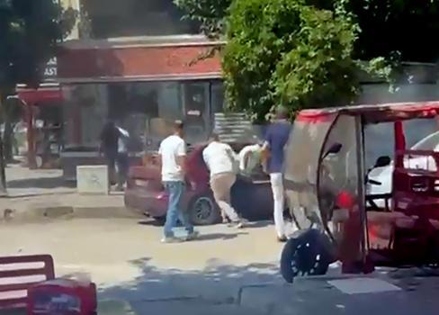 Husumetlilerini darbedip, otomobiline sopayla zarar verdiler