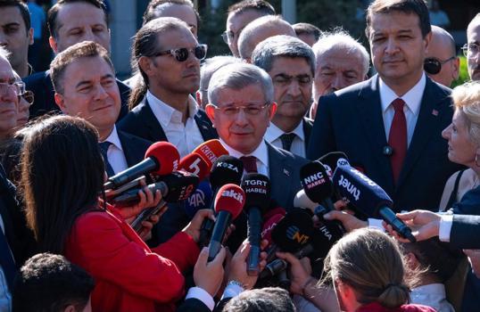 Ahmet Davutoğlu, 'Cumhurbaşkanına hakaret' suçlamasıyla ifade verdi