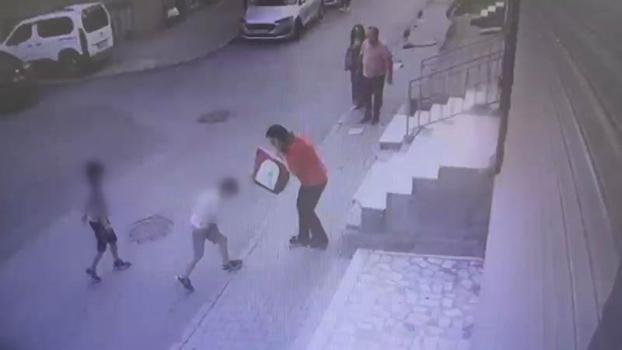 Küçükçekmece'de 1'i çocuk 2 kişinin yaralandığı silahlı kavga kamerada