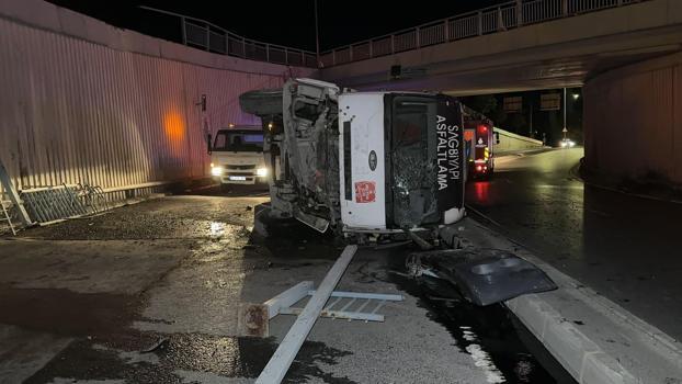 Avcılar’da asfalt kamyonu virajı alamayarak alt geçit yoluna düştü: 1 yaralı