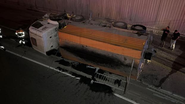 Avcılar’da asfalt kamyonu virajı alamayarak alt geçit yoluna düştü: 1 yaralı