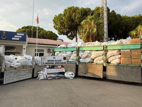 Mersin’de 50 milyon TL’lik kaçak giyim operasyonu