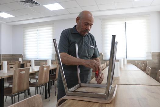 Alzheimer hastası, tedavi gördüğü merkezin gönüllü tamircisi oldu
