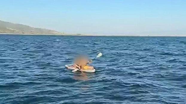 Kürek sörfü yaparken denizde sürüklenen 2 kişi kurtarıldı