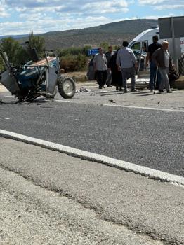 Otomobil ile çarpışan traktör ikiye bölündü