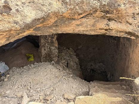 Mağarada kaçak kazı yapan 4 defineci suçüstü yakalandı