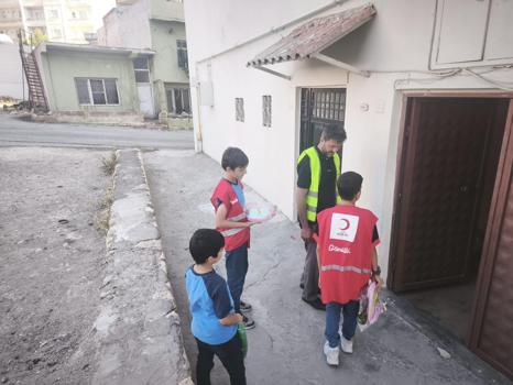 Mardin’de ortaokul öğrencilerden muhtaç ailelere kırtasiye desteği